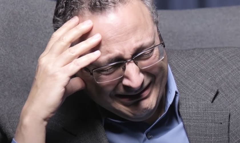 Judeu chora enquanto conta seu testemunho sobre Jesus. (Foto: Reprodução / One For Israel Ministry)