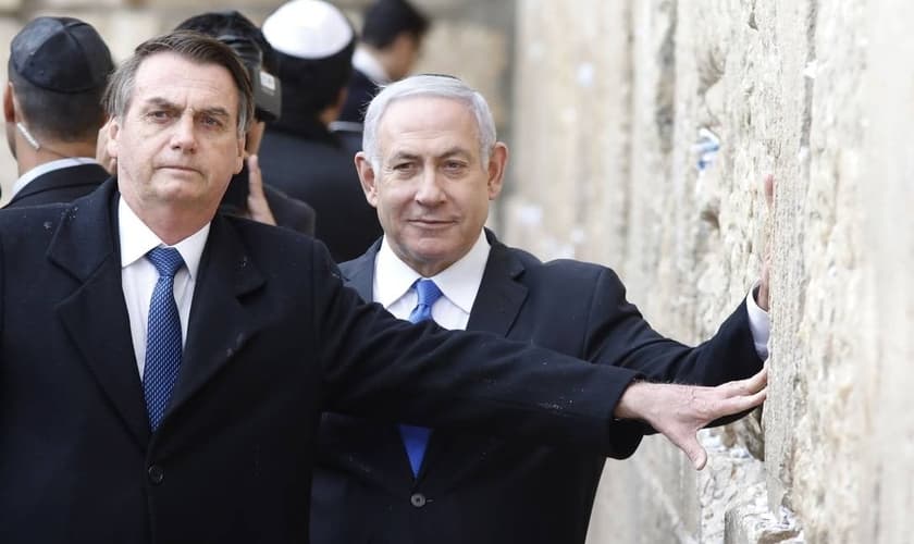 O presidente Jair Bolsonaro, ao lado do primeiro-ministro israelense Benjamin Netanyahu, em visita ao Muro das Lamentações, na Cidade Velha de Jerusalém, em abril de 2019. (Foto: Menahem Kahana / AF)