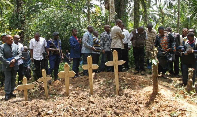 Sepultamento de cristãos assassinados por terroristas muçulmanos no Congo. (Foto: Reprodução / BTJ Prayer)