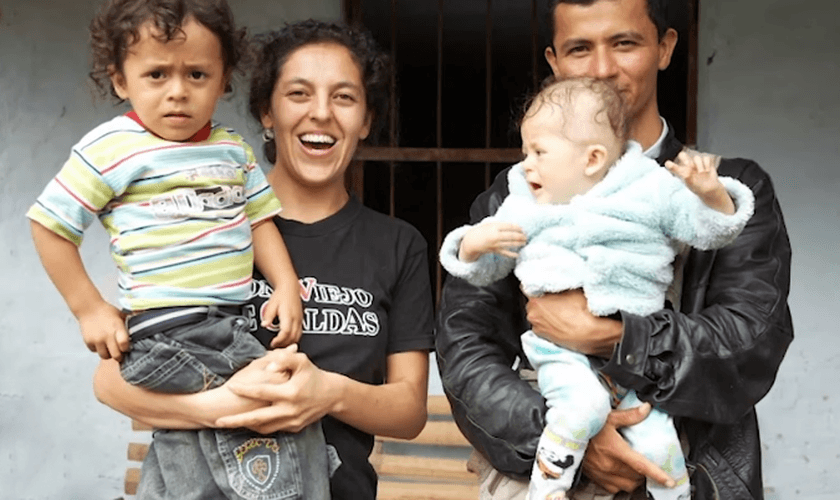Kelly Saenz e Pabel Saenz junto com os filhos. (Foto: 100 Huntley Street)