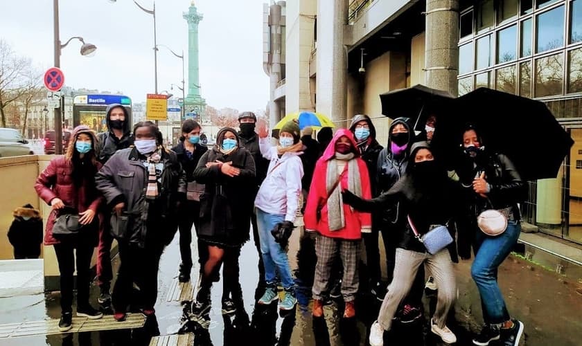 Estudantes universitários reunidos para um passeio ao ar livre em Paris. (Foto: M. Poujol / GBU França)