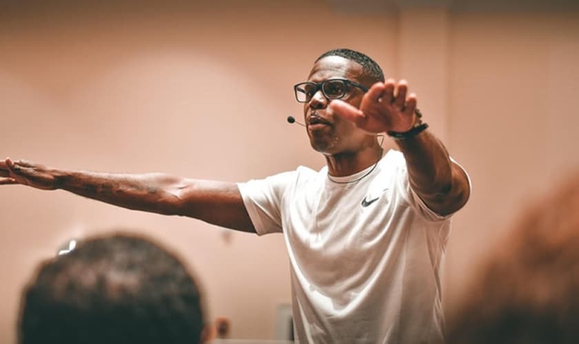 O pastor Yannik McKie criou o Purpose Center para jovens em vulnerabilidade terem uma segunda chance na vida. (Foto: Living In Purpose).