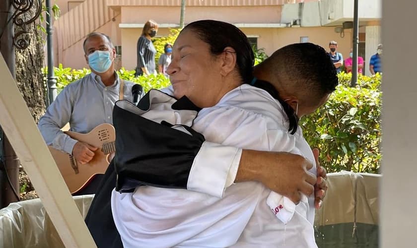 Maritza Tillero e o pastor Roberto Viscaíno se abraçam após o batismo em 20 de janeiro de 2021. (Foto: Hospital Bella Vista)
