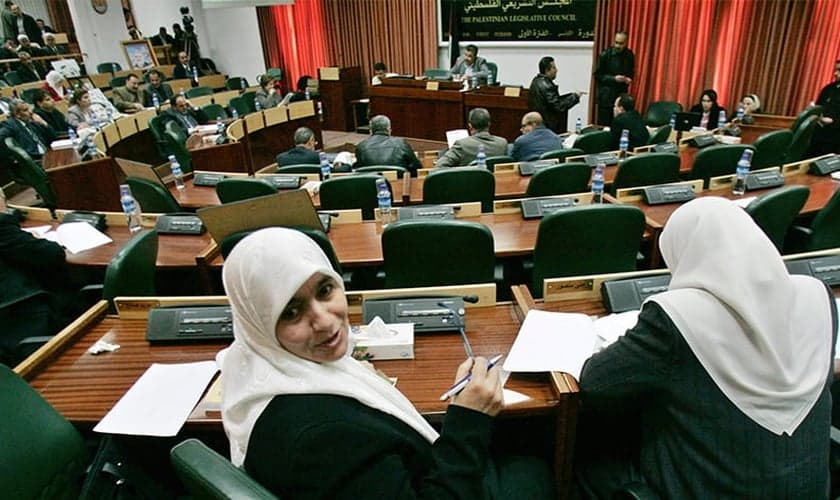 Legisladores palestinos participam de uma sessão do Conselho Legislativo Palestino na cidade de Ramallah, na Cisjordânia, em 20 de fevereiro de 2007. (Foto por Reuters / Loay Abu Haykel)