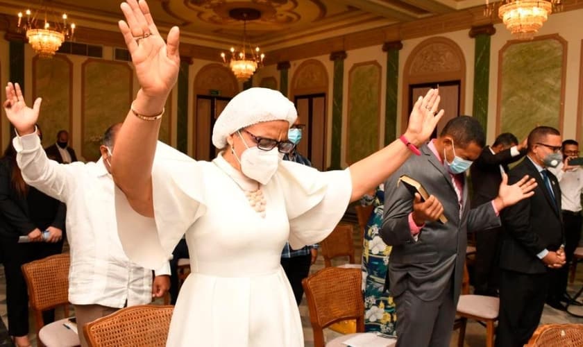 Evangélicos e católicos fizeram ato na sede do governo da República Dominicana. (Foto: Diario Libre)