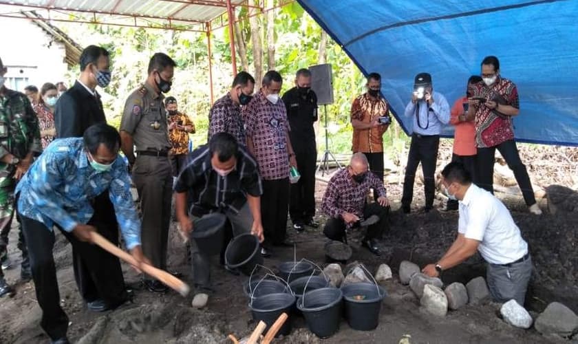 O regente de Bantul Suharsono (segundo da direita) ao iniciar a construção simbólica do edifício GPdI Immnuel Sedayu. (Foto: Daily Jogja / Ujang Hasanudin)