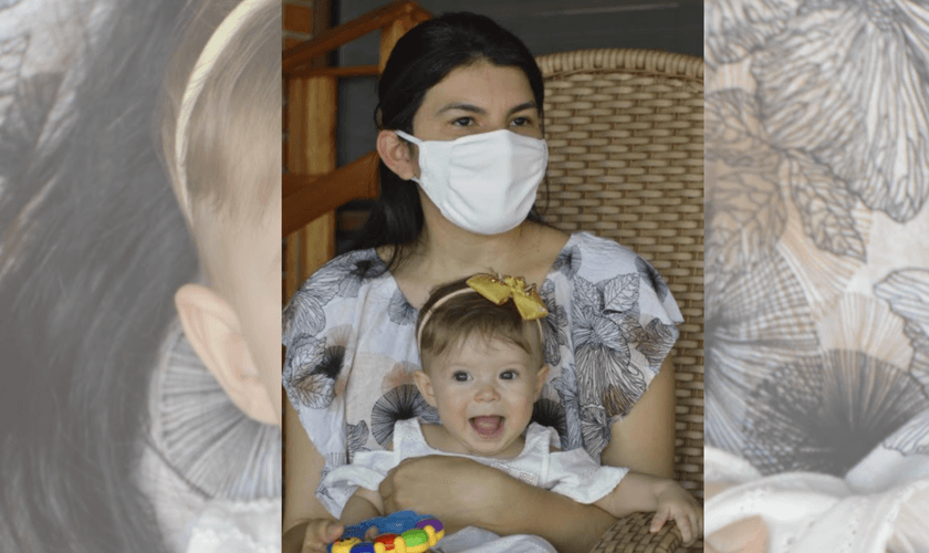 Sara Lis sorridente no colo da mãe, Maria Cirilo. (Foto: José Aldenir / Agora RN)