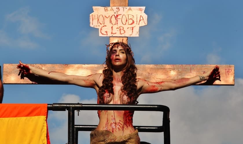 A modelo transexual Viviany Beleboni participa da 19ª Parada do Orgulho LGBT caracterizada como Jesus Cristo crucificado. (Foto: Sérgio Castro / Estadão Conteúdo)