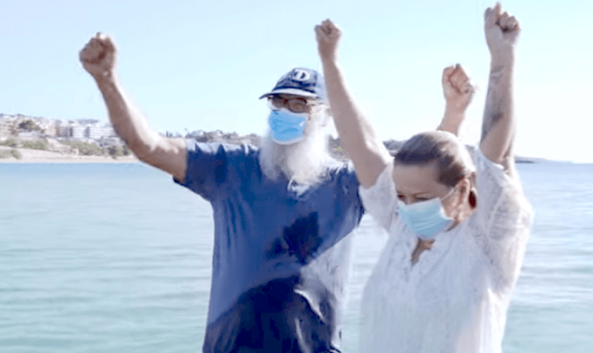 Ana María sendo batizada pelo Pastor Salvori. (Foto: reprodução / Evangelical Focus)