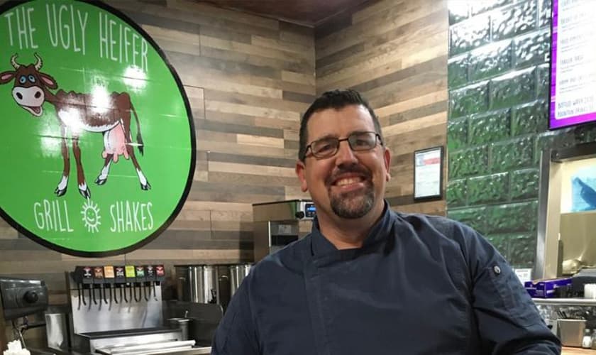 O pastor John Stout fundou o restaurante Ugly Heifer Grill, no Texas. (Foto: AG News)