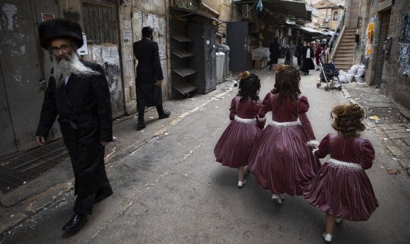 Meninas judias ultraortodoxas usam trajes festivos no domingo, 28 de fevereiro de 2021, para celebrar o feriado judaico de Purim, em Jerusalém. (Foto: Oded Balilty / AP)