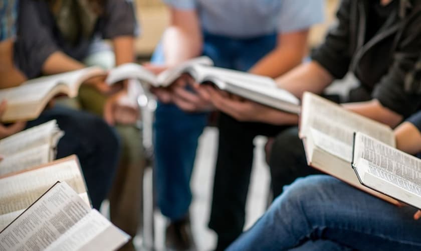 Segundo pesquisa, a leitura da Bíblia aumenta a confiança no futuro e traz saúde mental. (Foto: Reprodução / iStock)
