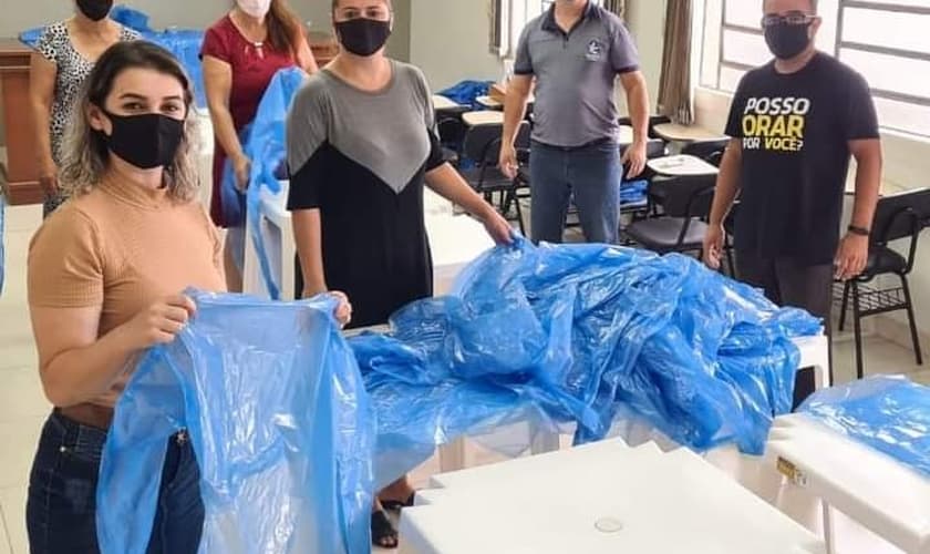 A equipe da AD dobra, empacota e organiza os aventais individualmente e que após são enviados às equipes do hospital. (Foto: Divulgação/AD Chapecó).
