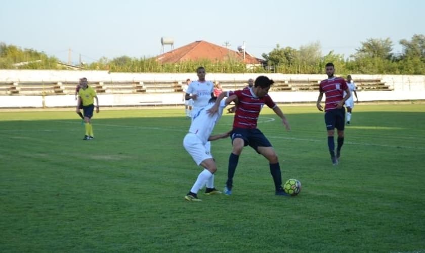 Adalto Silva enfrentou intolerância religiosa enquanto jogava no Shkumbini Peqin, da Albânia. (Foto: Arquivo pessoal)