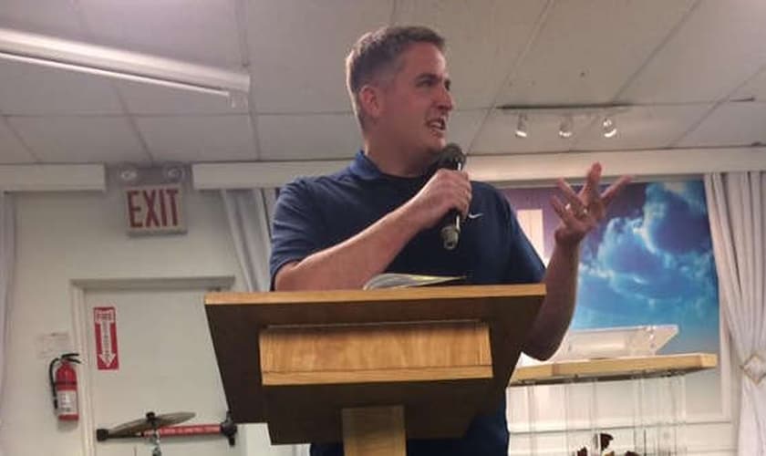 Jared Laskey testemunha sua cura na igreja. (Foto: Reprodução / Charisma News)