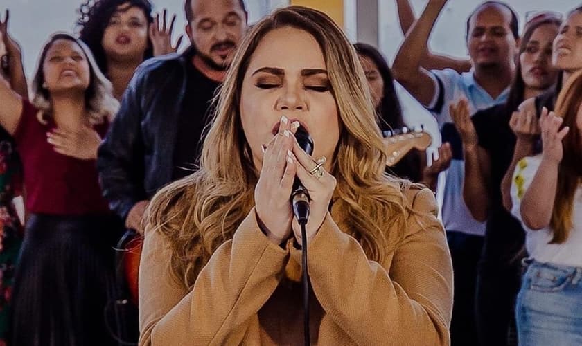 Convocação para oração e jejum foi feita pela cantora Sarah Farias. (Foto: Reprodução/Instagram).