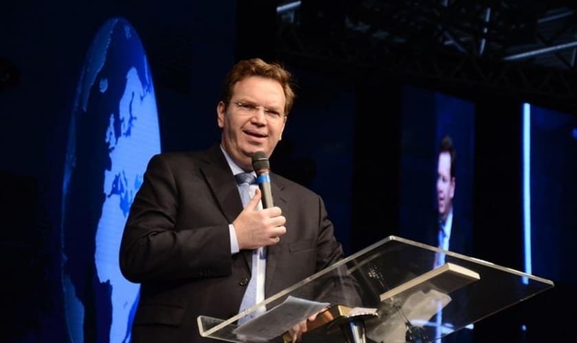 O desembargador e juiz William Douglas condenou o fechamento de igrejas durante a pandemia. (Foto: Reprodução).