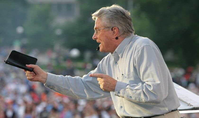 Evangelista Luis Palau durante pregação no Twin Cities Festival. (Foto: Luis Palau Association)