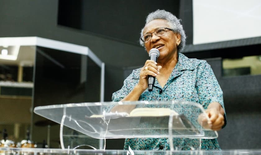 Missionária Edméia Williams em pregação por ocasião do aniversário de 21 anos da Igreja Hebrom. (Foto: Igreja Hebrom)