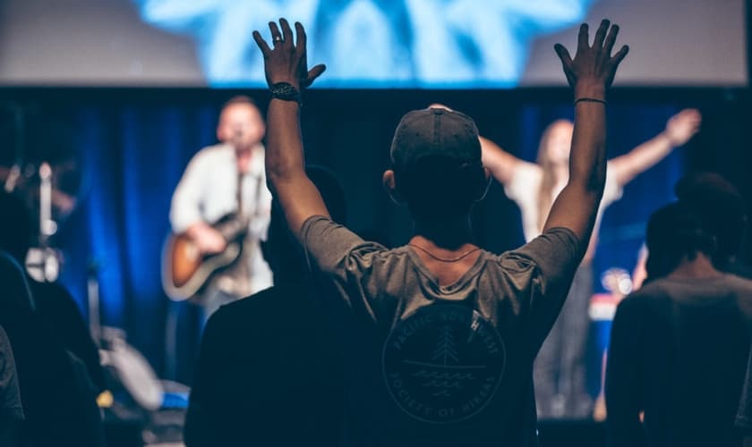 Igreja Austin Stone durante momento de louvor. (Foto: Reprodução / Austin Stone)