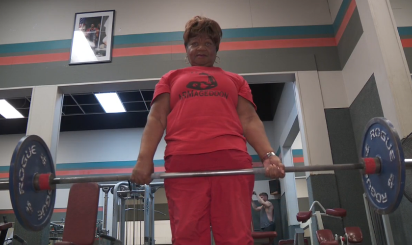 Aos 78 anos, Nora Langdon é campeã de levantamento de peso. (Foto: Fox 2)