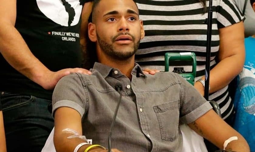 Angel Colon é um dos sobreviventes do massacre na boate gay Pulse de Orlando, nos Estados Unidos. (Foto: AP Photo/John Raoux)