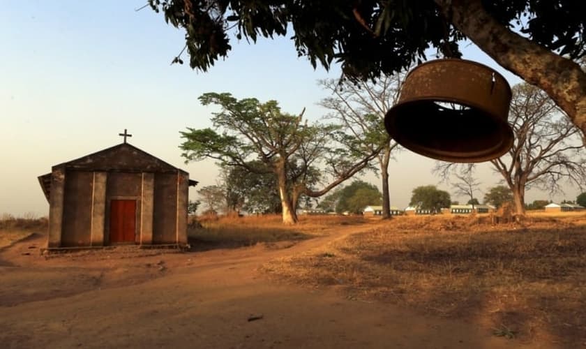 Igreja ao lado de escola na vila de Odek, ao norte da capital de Uganda. (Foto: Reuters / James Akena)