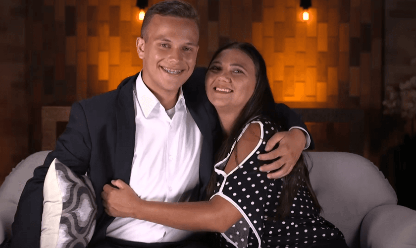 Ao lado do filho, Fabrício, Vanilda celebra por ter sua casa servindo ao Senhor. (Foto: Reprodução/Universal)