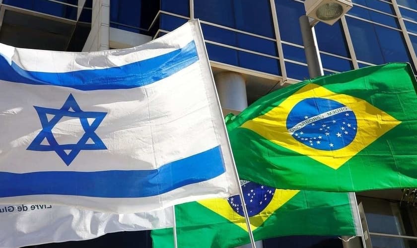 Bandeiras israelense e brasileira em frente à Embaixada do Brasil, em Tel Aviv. (Foto: Jack Guez / AFP / Getty Images)