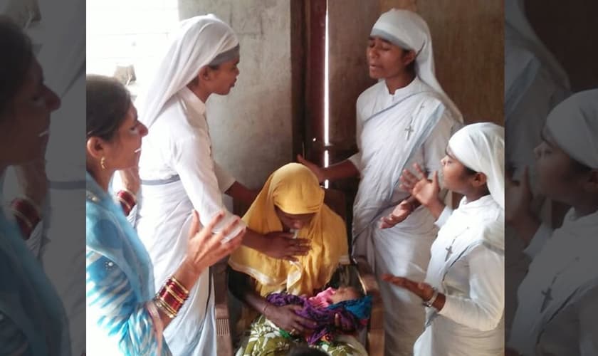 Arleta recebeu oração de missionárias conhecidas como Irmãs da Compaixão. (Foto: Gospel for Asia)