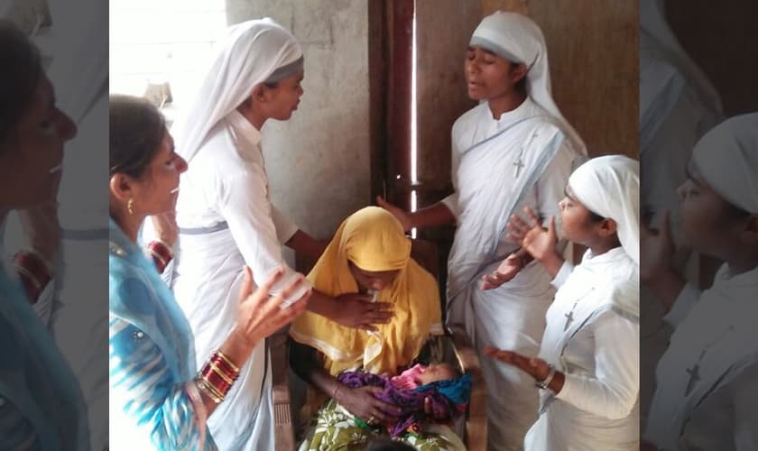 Arleta recebeu oração de missionárias conhecidas como Irmãs da Compaixão. (Foto: Gospel for Asia)