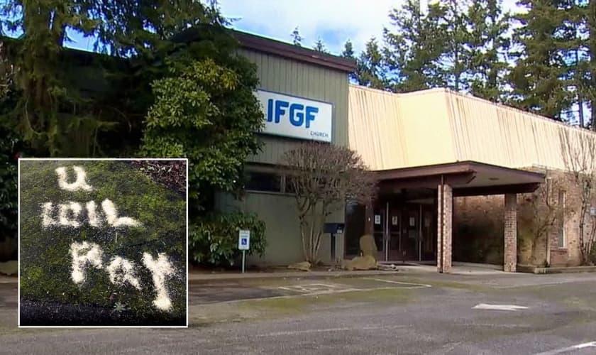 Pichações com mensagens racistas contra a China foram escritas em letras maiúsculas no estacionamento da Igreja International Full Gospel Fellowship em Seattle. (Foto: reprodução / ABC News)