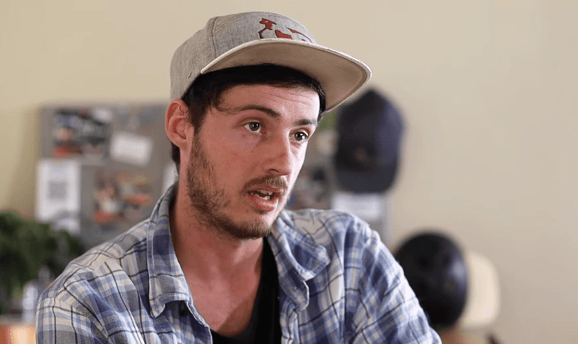 Stuart Rothon conta seu testemunho de restauração. (Foto: 700 Club Interactive)