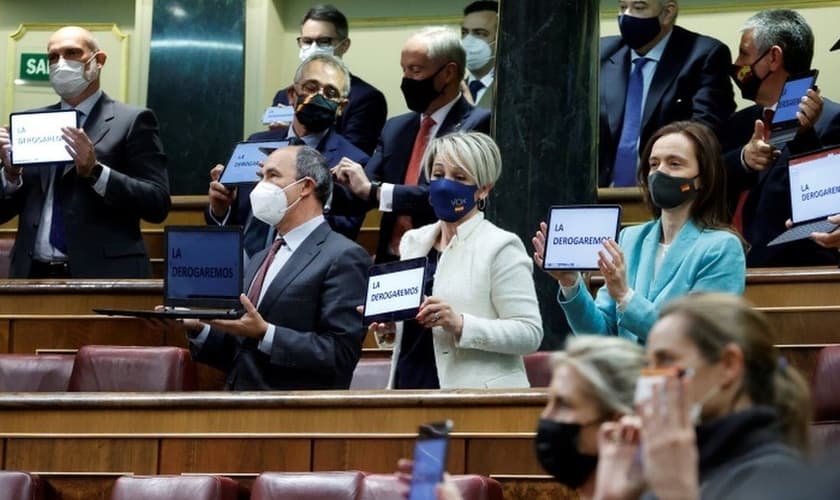 Parlamentares conservadores protestaram e prometeram derrubar a lei no tribunal constitucional do país. (Foto: Reprodução / EPA)