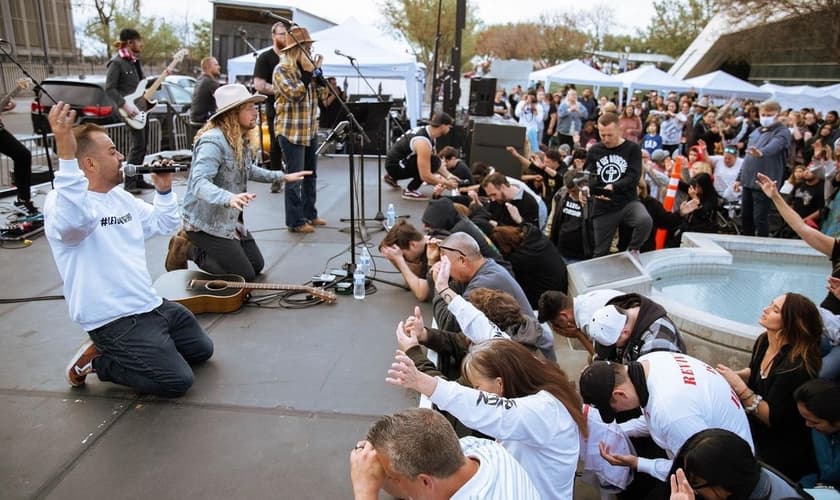 A turnê de avivamento "Let Us Worship" iniciou no ano passado, quando os cultos presenciais nas igrejas foram suspensos. (Foto: Instagram/ Sean Feucht).
