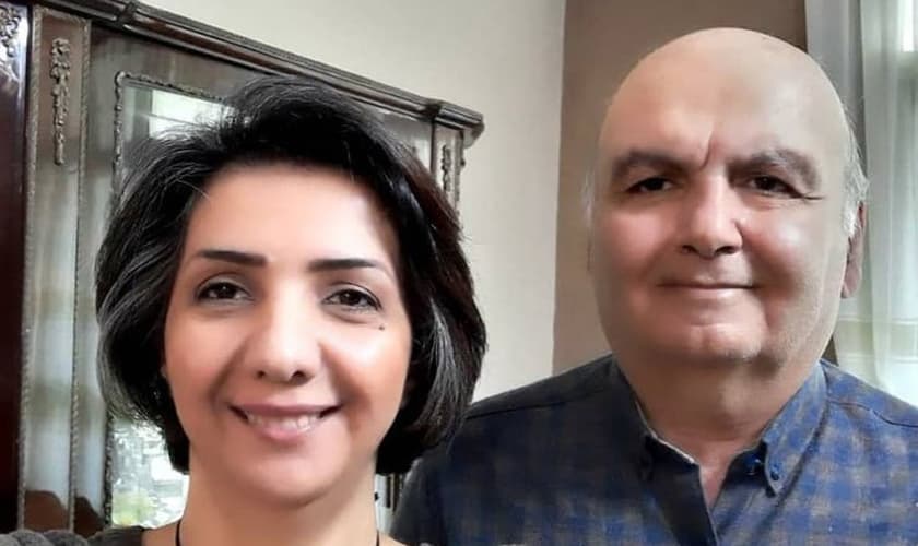 Homayoun, de 62 anos, e sua esposa Sara Ahmadi, de 42 anos. (Foto: Article18)