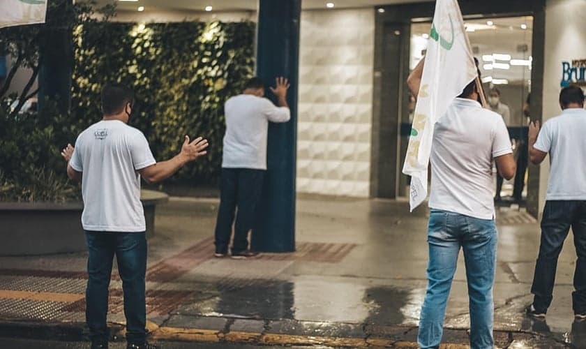 Cristãos oram em frente ao Hospital Bruno Born em Lajeado. (Foto: Facebook/COPEL).