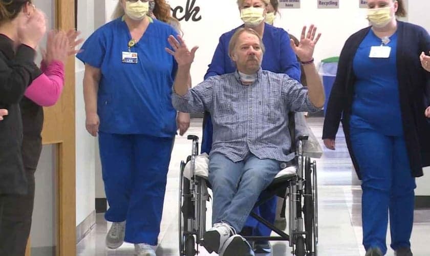 Depois de passar 4 meses respirando por ventilação mecânica no hospital nos EUA, Terry Smith recebeu alta. (Foto: WKYT).