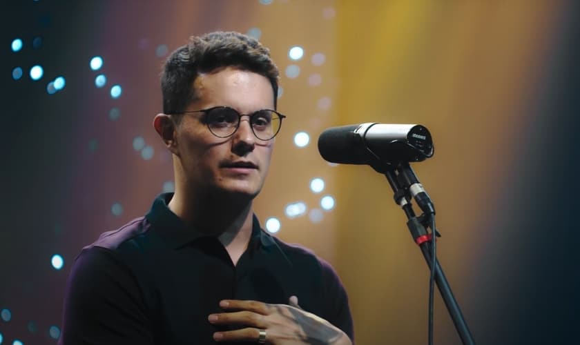 Deive Leonardo falando sobre o propósito de Deus. (Foto: Reprodução YouTube)