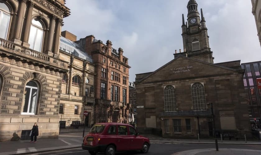 A Igreja Tron em Glasgow foi uma das que se opuseram às regras do governo. (Foto: Reprodução / Tass / The Telegraph)