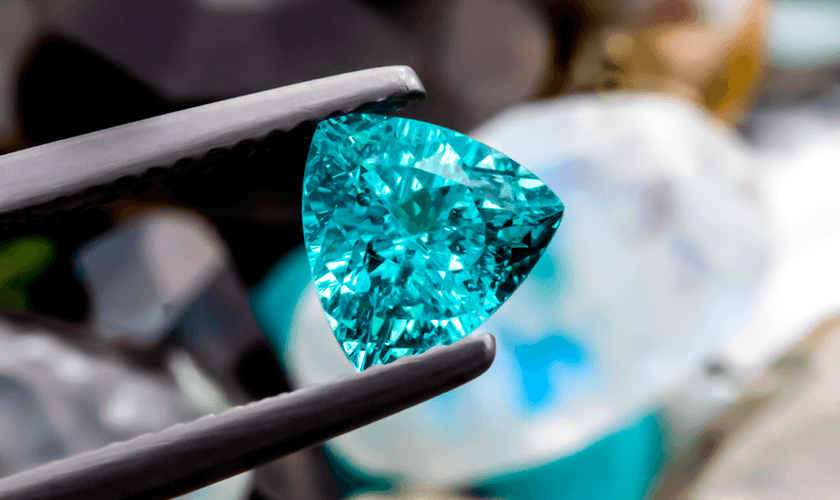 Imagem da Turmalina Paraíba, considerada a pedra mais rara do mundo. (Foto: RMC Gems)