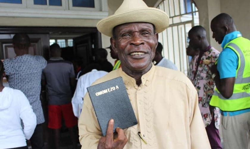 John Okolubo no lançamento do Novo Testamento de Ogbia na Nigéria. (Foto: Benjamin Mordi, Sociedade Bíblica da Nigéria).
