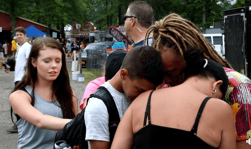 Mulher recebeu uma oração do evangelista Todd White. (Foto: Reprodução/Facebook/Todd White)