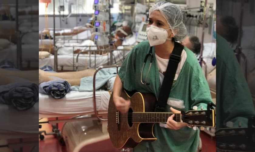 Médica Brunna Falluh toca para pacientes na UTI em hospital de São Paulo. (Foto: Divulgação)
