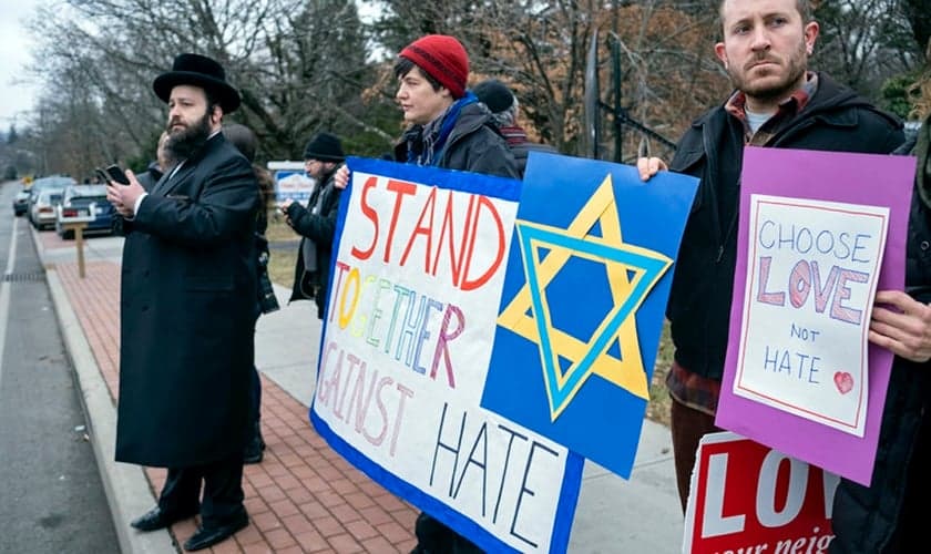 Vizinhos se reúnem para mostrar seu apoio à comunidade perto da residência de um rabino em Monsey, após receber uma facada durante uma celebração de Hanukkah. (Foto: Craig Ruttle / AP)