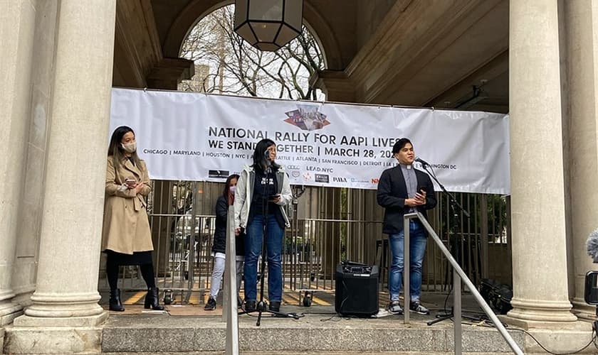 O pastor Reyn Cabinte [à direita] fala durante evento da Rally Nacional para Vidas e Dignidade, em 28 de março de 2021, em Nova York. (Foto: Roxanne Stone / RSN)
