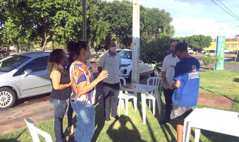 O projeto lançado hoje (1) vai oferecer suporte espiritual e emocional a familiares de pacientes internados com Covid-19 em quatro hospitais em Rondonópolis no Mato Grosso. A Iniciativa é da Associação dos Ministros do Evangelho da cidade e também vai ate