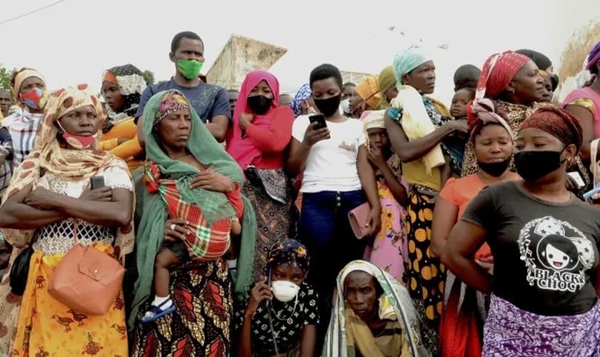 Pessoas esperam por amigos e parentes em Pemba, Moçambique, quando chega um navio com passageiros que fugiram de um ataque na cidade de Palma. (Foto: Emidio Jozine / Reuters)