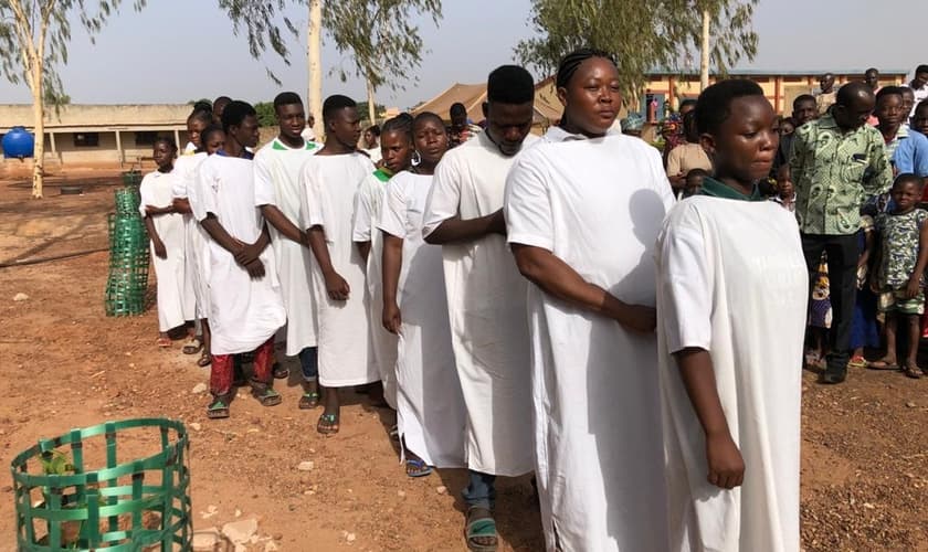 12 pessoas foram batizadas neste domingo de Páscoa em Burkina Faso. (Foto: CACEMAR).