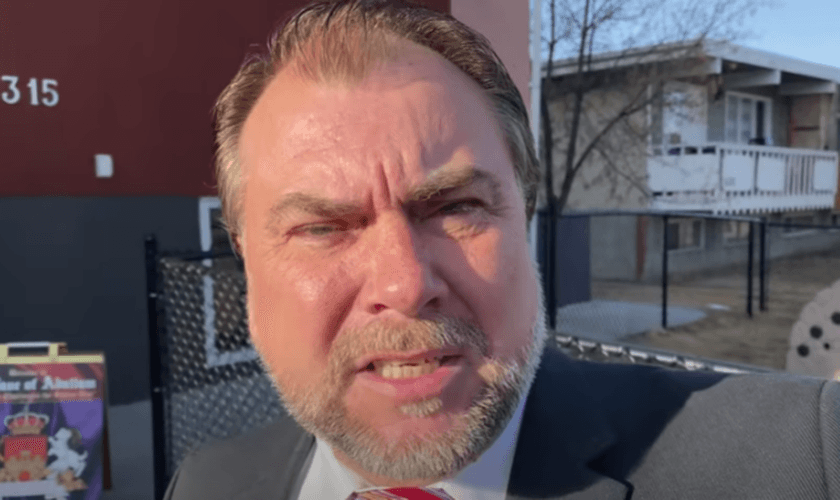 Artur Pawlowski, pastor da Street Church no Canadá, expulsou policiais de sua igreja depois de interromperem um culto de Páscoa sem mandato. (Foto: YouTube/Artur Pawlowski TV)